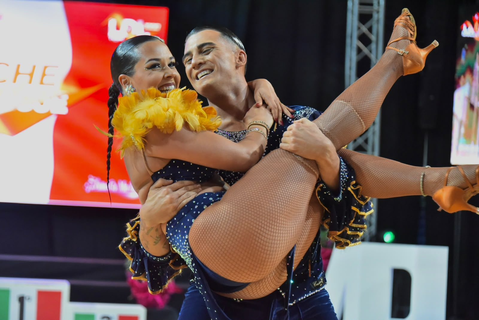 Coppia della scuola in una presa acrobatica alla Sicily Dance League