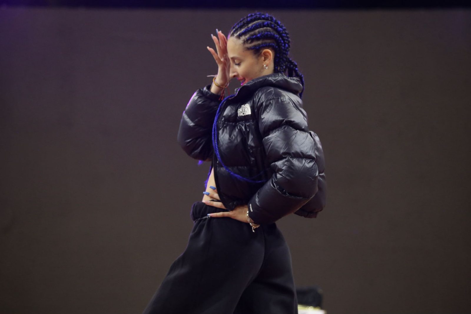 Ballerina hip hop in posa a terra
