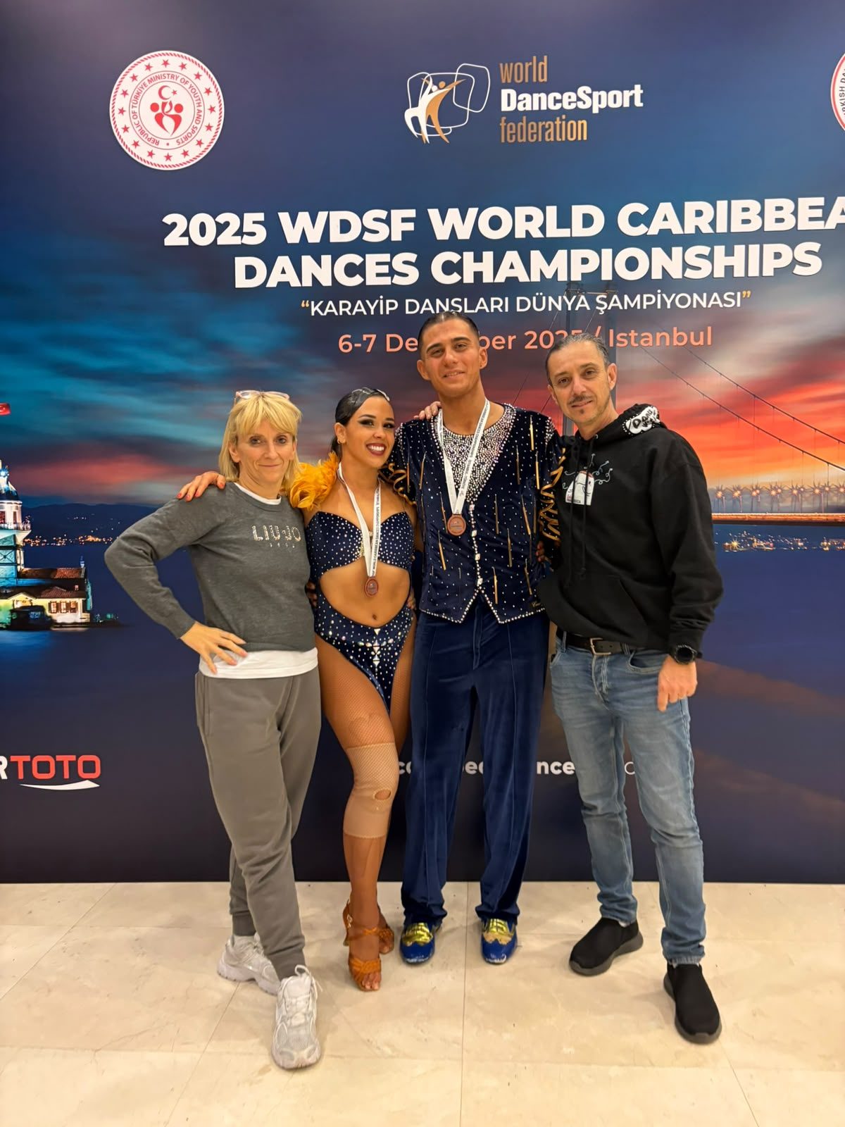 Lo staff della scuola con Leonardo Aluigi e Laura Pallari ai Mondiali WDSF di Istanbul